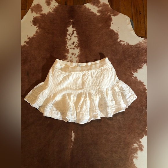 Aritzia Sunday Best skirt 
size 0 
Stretchy waist band fits lower waisted! - Picture 1 of 6